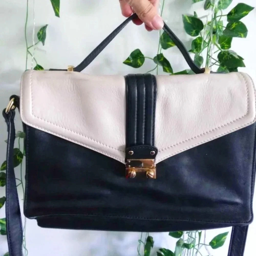Vintage leather Saks Fifth Avenue Purse bag